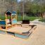 Villa Maxi sandbox with a playhouse in un parco giochi