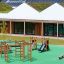 Chimpanzee wooden playhouse con scivolo e struttura da arrampicata nel parco giochi
