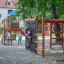 Chimpanzee wooden playhouse con scivolo e parete da arrampicata nel parco giochi.