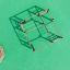 Chimpanzee wooden playhouse struttura da arrampicata su superficie verde.