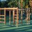 Chimpanzee wooden playhouse in un parco giochi in un parco.