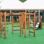 Chimpanzee wooden playhouse struttura da arrampicata nel parco giochi con superficie di sicurezza verde