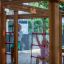 Bambini che giocano sul Chimpanzee wooden playhouse