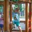 Chimpanzee wooden playhouse con bambini che giocano