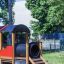Struttura da parco giochi Train in legno e plastica con scivolo e tunnel.