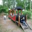 Bambini che giocano su un set da parco giochi all'aperto Train.