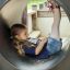 Train: bambina che gioca all'interno del tunnel del parco giochi