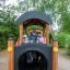 Bambini che giocano su una struttura da parco giochi a tema Train.