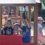 Bambini che giocano su una struttura da parco giochi a tema treno.