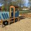 Parco giochi in legno Tractor with trailer per bambini.