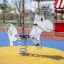 Cow rocking attrezzature da gioco nel parco giochi.