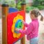 Bambino che gioca con l'attrezzatura da gioco Clock.
