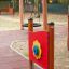 Orologio da gioco in legno per esterni per bambini in un parco.