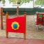 Orologio da gioco in legno per esterni per bambini in un parco.