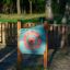 Orologio da gioco in legno per esterni per bambini in un parco.