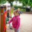 Un bambino che gioca con l'attrezzatura da gioco Clock.