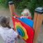 Bambini che giocano con il pannello Clock del parco giochi.