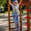 Bambino che gioca sul Activity Center wooden playhouse in un parco giochi soleggiato.