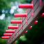 Activity Center wooden playhouse con maniglie rosse da arrampicata per bambini.