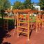 Activity Center wooden playhouse con reti da arrampicata e scale in un parco giochi.