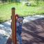 Bambino che gioca sulle attrezzature da parco giochi Megaphone all'aperto