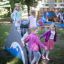 Bambini che giocano sul Dolphin Slide in un parco giochi.