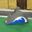 Dolphin Slide in un parco giochi con erba sintetica verde
