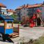 Parco giochi all'aperto con Villa with Orca single playhouse e torre con scivolo rossa in area residenziale.