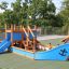 Struttura da parco giochi Small Ship with Dolphin con accenti blu e scivolo.