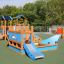 Attrezzatura da parco giochi Small Ship with Dolphin su superficie esterna verde.