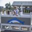 Bambini che giocano sulla struttura da parco giochi Small Ship with Dolphin.