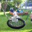 Bambino che dondola su BNS Single Swing Robinia 2 Posts in un parco giochi.