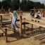 Bambini che giocano sulle attrezzature del parco giochi Poison Ground all'aperto.