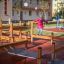 Bambino che gioca sulle attrezzature del parco giochi Poison Ground in un'area residenziale.