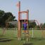 Bambino che si arrampica sulla struttura Mast climbing net nel parco giochi.