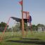 Bambino che scala il Mast climbing net in un parco giochi.