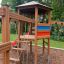 Struttura in legno Six Angle with Suspension Bridge single slide in un parco giochi.