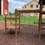 Six Angle with Suspension Bridge single slide nel parco giochi con elementi in legno