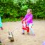Bambino che gioca su un'attrezzatura da parco giochi Excavator.