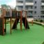 Set da parco giochi per bambini 'Spiderman' con varie funzioni di arrampicata e scivolata in un'area residenziale