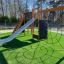 Attrezzatura da parco giochi con scivolo e rete da arrampicata progettata come una ragnatela, a tema Spiderman.