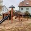 Area giochi all'aperto per bambini Explorer castle with slide in un parco giochi.