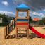 Logo Tower with Climbing Net playhouse with slide in un contesto di parco giochi