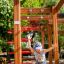 Bambino che gioca su Activity Center with Slide in un parco.
