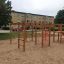 Parco giochi Activity Center with Slide in un'area sabbiosa.