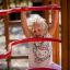Bambino che gioca sul Activity Center with Slide.