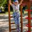 Bambino che gioca su un Activity Center with Slide.