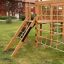 Kiosk Modern Nature wooden playhouse con rete da arrampicata e scivolo in un giardino