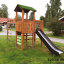 Climbing Kiosk Modern Nature wooden playhouse with slide in un cortile verde