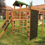 Climbing Kiosk Modern Nature wooden playhouse with slide in un cortile residenziale